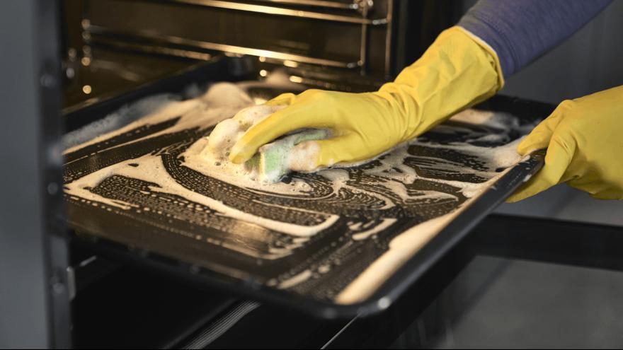 Cómo limpiar y dejar reluciente la bandeja del horno después de cocinar