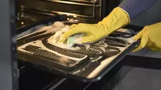 Cómo limpiar y dejar reluciente la bandeja del horno después de cocinar