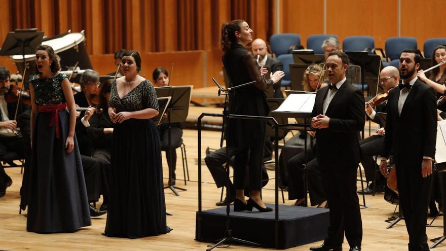 Los cantantes Carmen Artaza, María Zapata, Antoni Lliteres y Carles Pachón, en primer término, con Lara Diloy dirigiendo a la OSPA desde el podio.