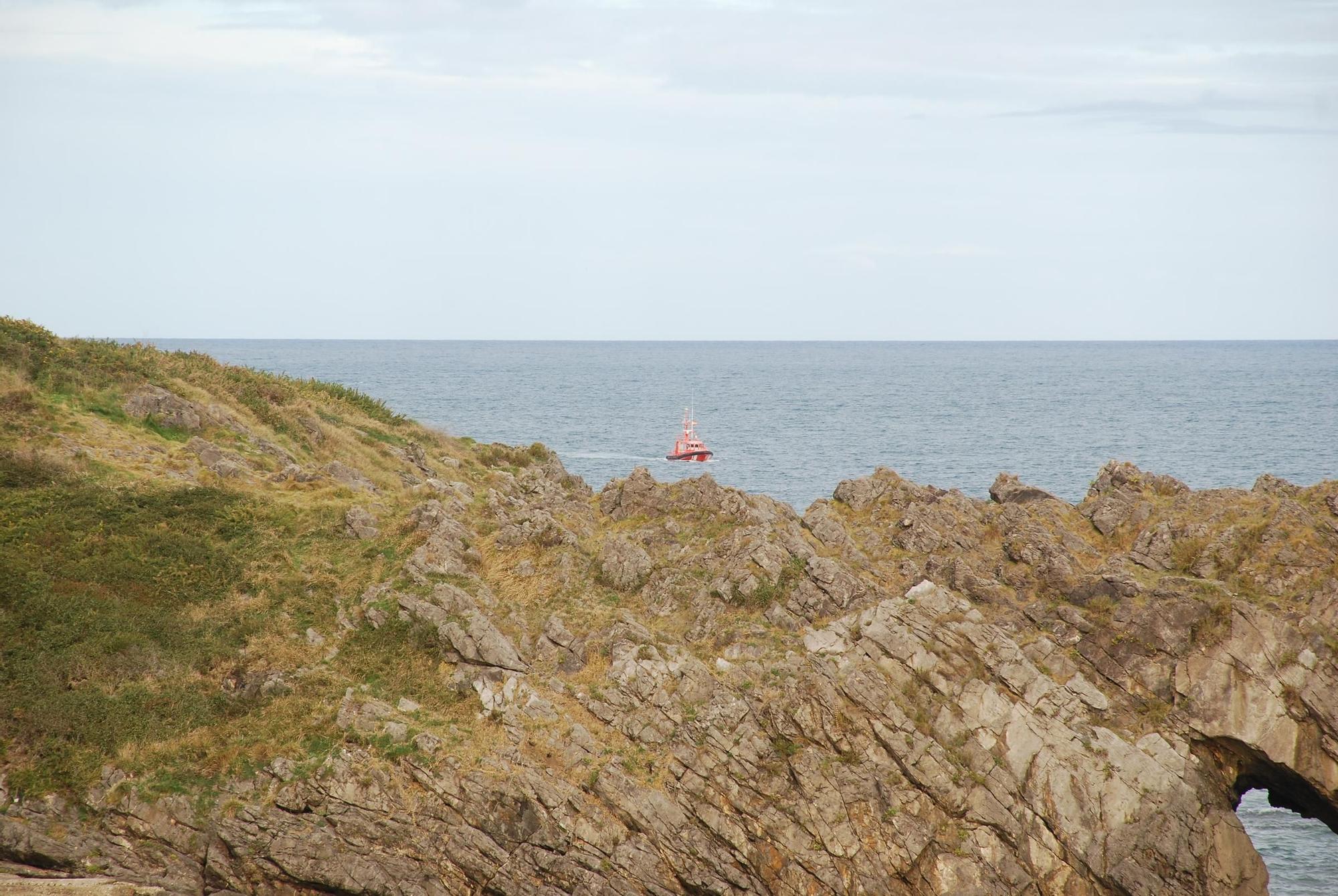 Búsqueda de un desaparecido en el mar en Llanes