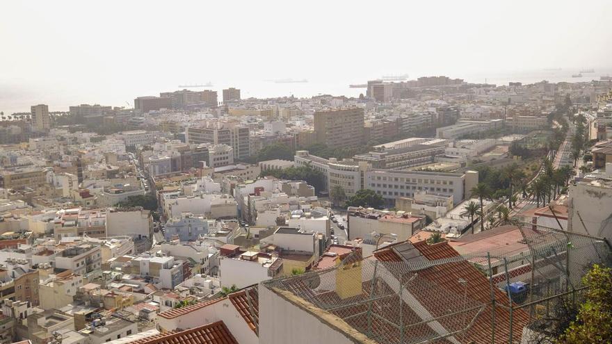 La Aemet alerta de temperaturas de hasta 37ºC y más calima este martes en Canarias: el tiempo por islas