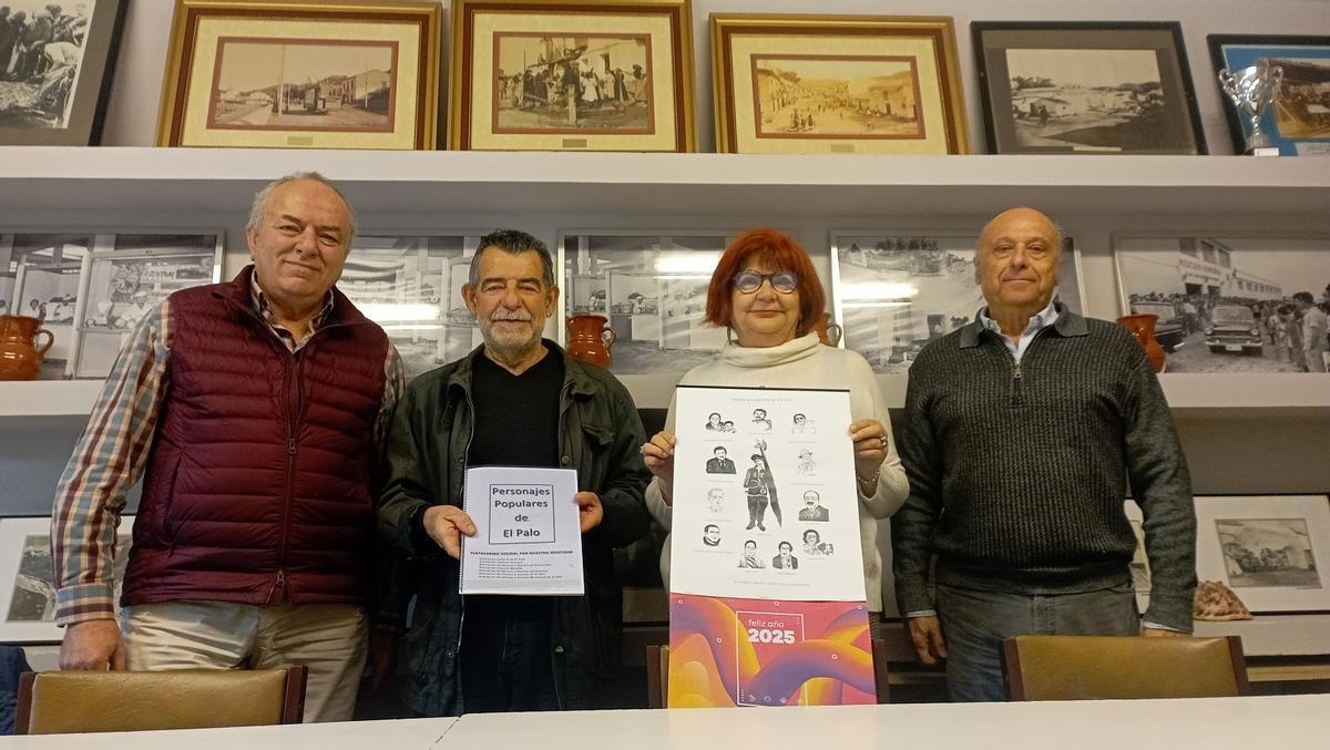 Lito González (iz), Miguel López Castro, María Luisa Balbín y Javier Ramírez, de la plataforma, con el calendario del IES Mediterráneo y el proyecto, en la Asociación de Vecinos del Palo.