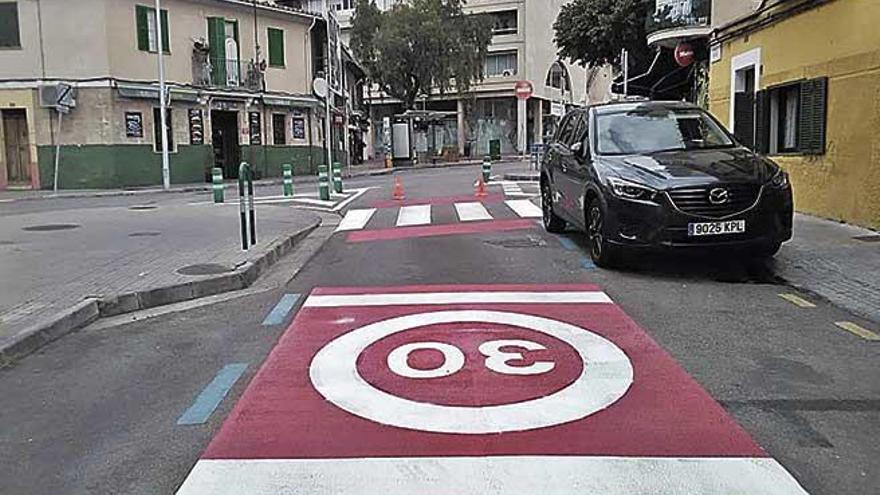 Una de las calles de Santa Catalina pintadas para indicar el inicio de la Zona 30.