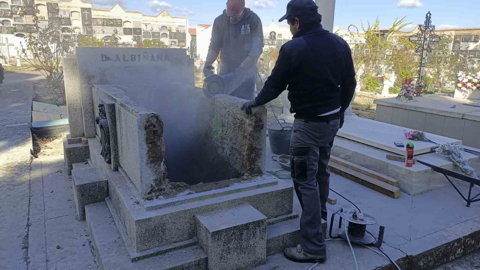 Desmontan el mausoleo del primer fascista de España para buscar los restos de nueve republicanos represaliados