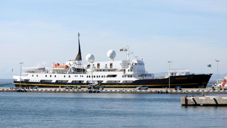 El vaixell «Serenissima» atracat dimarts al port de Roses