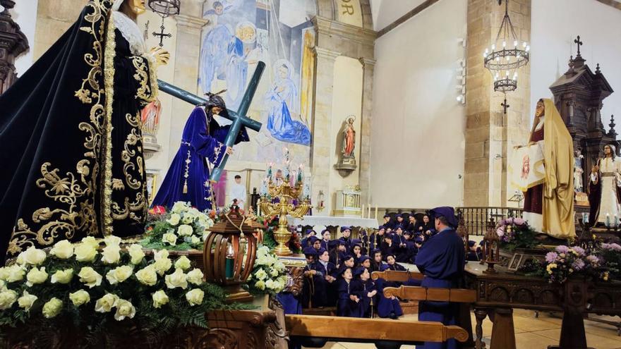 A la izquierda, los pasos de la Verónica,  la Dolorosa y Jesús cargando con la cruz, durante el Sermón del Encuentro, que se celebró en la iglesia. A la derecha, dos visitantes ante uno de los puestos de venta de artesanía. | A. G.-O.