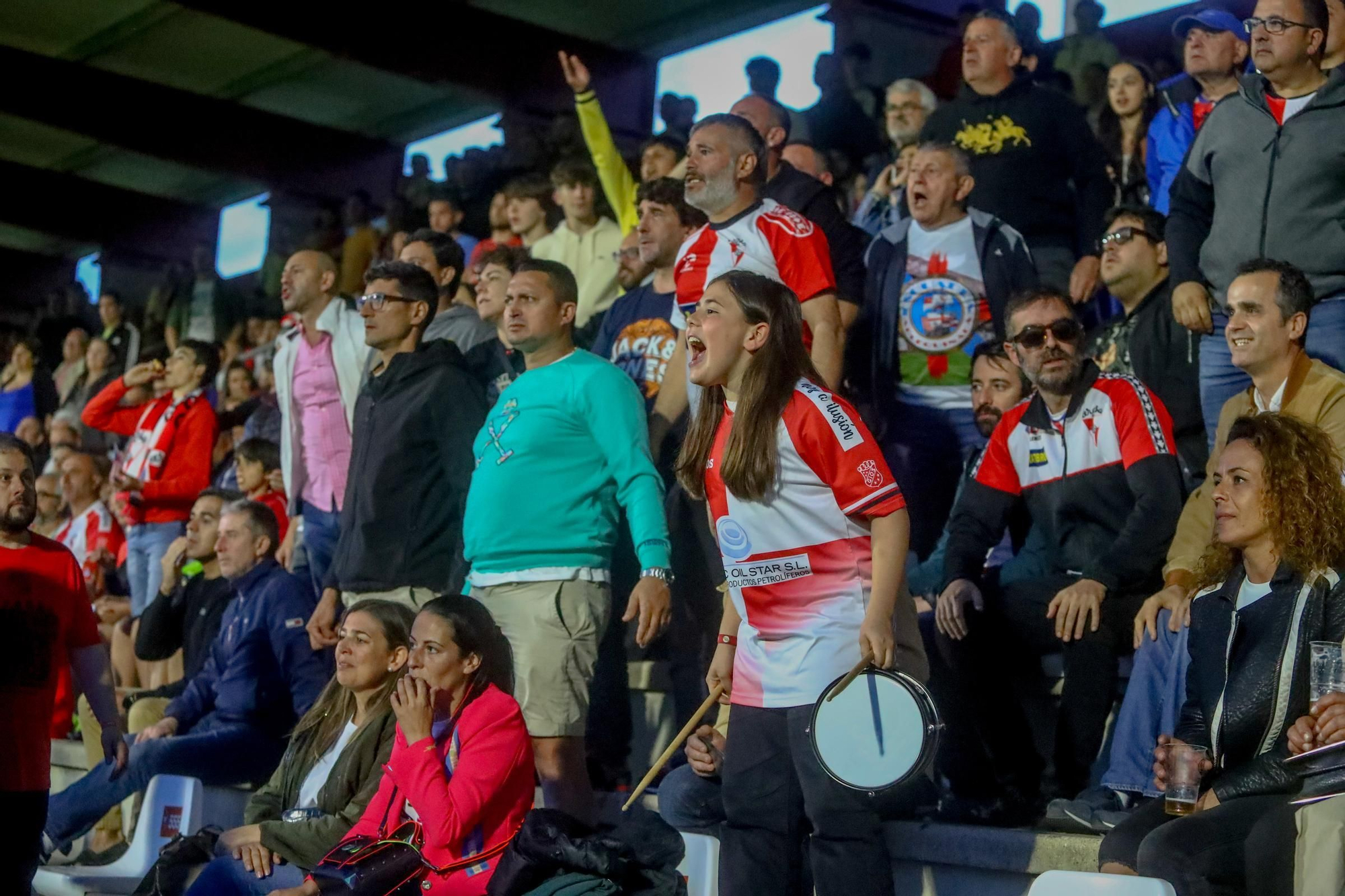 A Lomba vive una fiesta del fútbol con final feliz para el Arosa ante la UD Ourense (3-0)