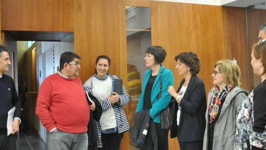 Ana Pontón con Sandra González y Montse Prado, ayer, entre otros.