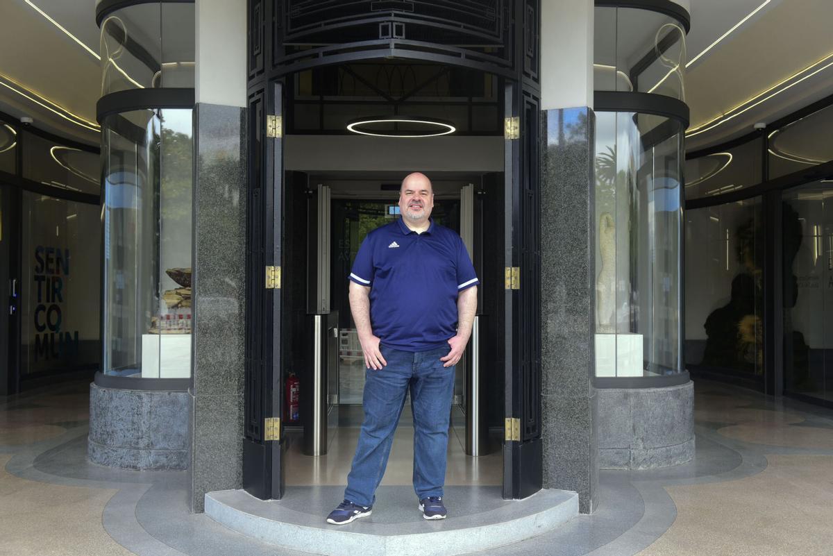 Marcus Fernández na porta do Espacio Avenida de Abanca