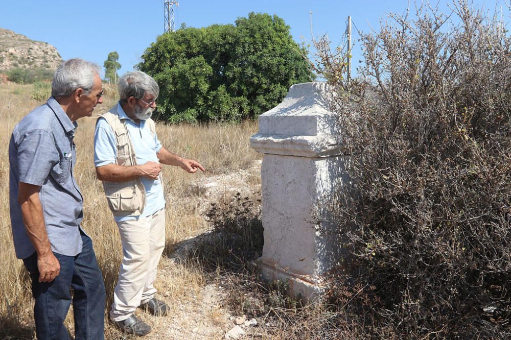 Junto a un gran arbusto seco, uno de los dos pilares conmemorativos de las obras del Camino Viejo de Vélez, realizadas entre 1784 y 1787.