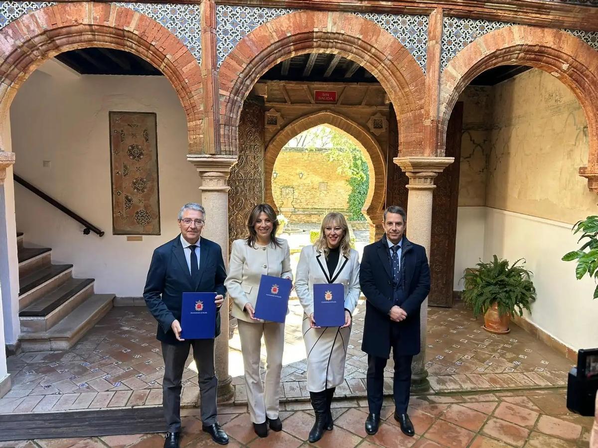 El presidente de la Diputación, Francisco Salado; la alcaldesa de Ronda, Mari Paz Fernández; y la consejera de Economía, Hacienda y Fondos Europeos de la Junta de Andalucía, Carolina España, tras la firma del acuerdo de cesión.