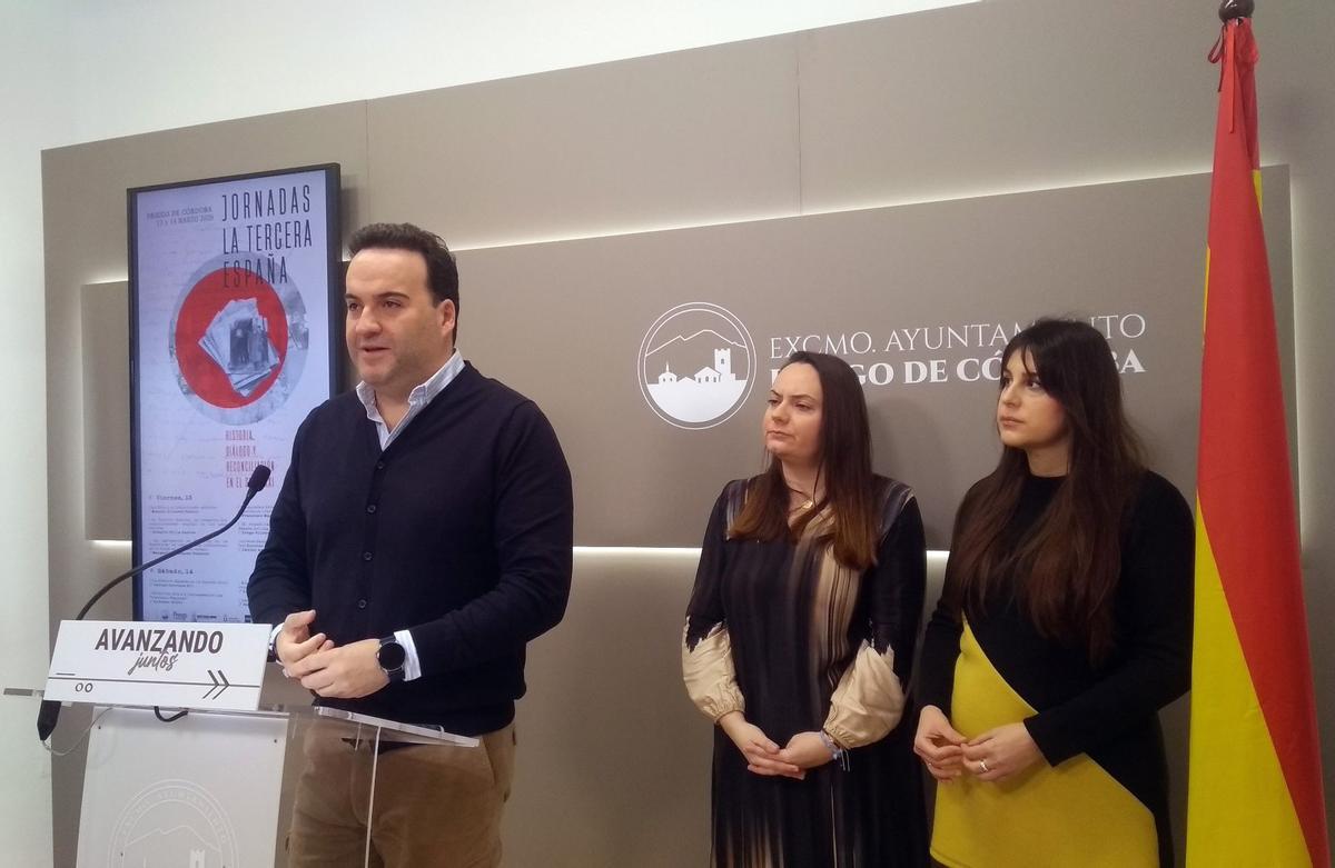 Juan Ramón Valdivia, Jezabel Ramírez y Julia Carrillo, en la presentación de las jornadas que se celebrarán en Priego.