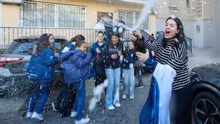 El Gordo de la Lotería lleva al delirio a Distrito Olímpico, el club de un "barrio humilde" de Madrid: "Repartir y disfrutar, disfrutar y repartir"