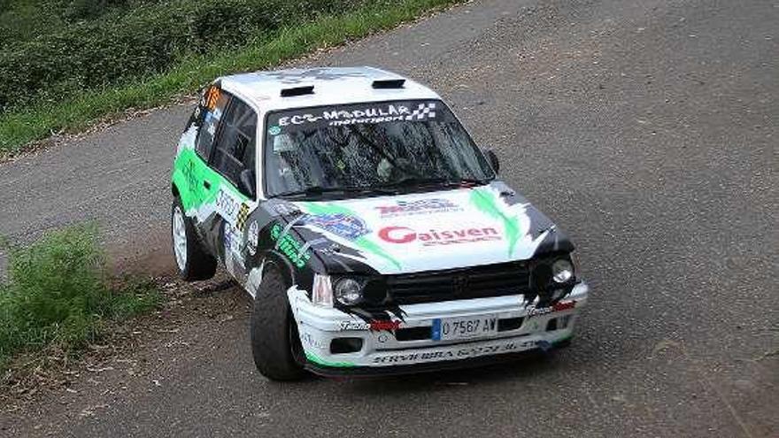 Manuel Mora, con el Peugeot 205 Rallye.