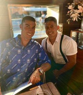 Cristiano Ronaldo con Edward Fabián Fajardo, trabajador del restaurante Mar de Nudos