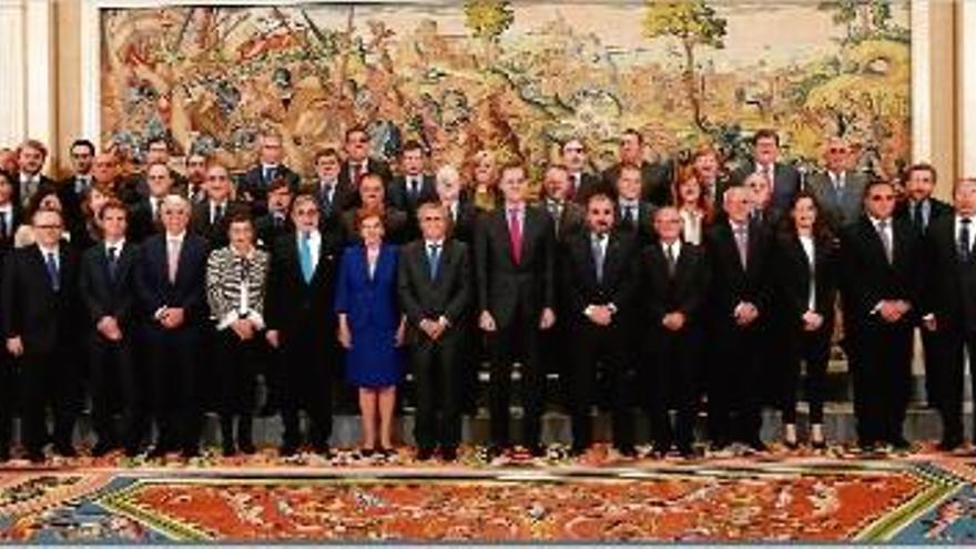 Els representants de l&#039;Associació d&#039;Editors de Diaris Espanyols (AEDE), amb el rei Felip VI a La Zarzuela.