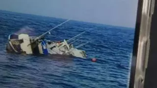 Rescatados con vida dos tripulantes tras naufragar en Corrubedo