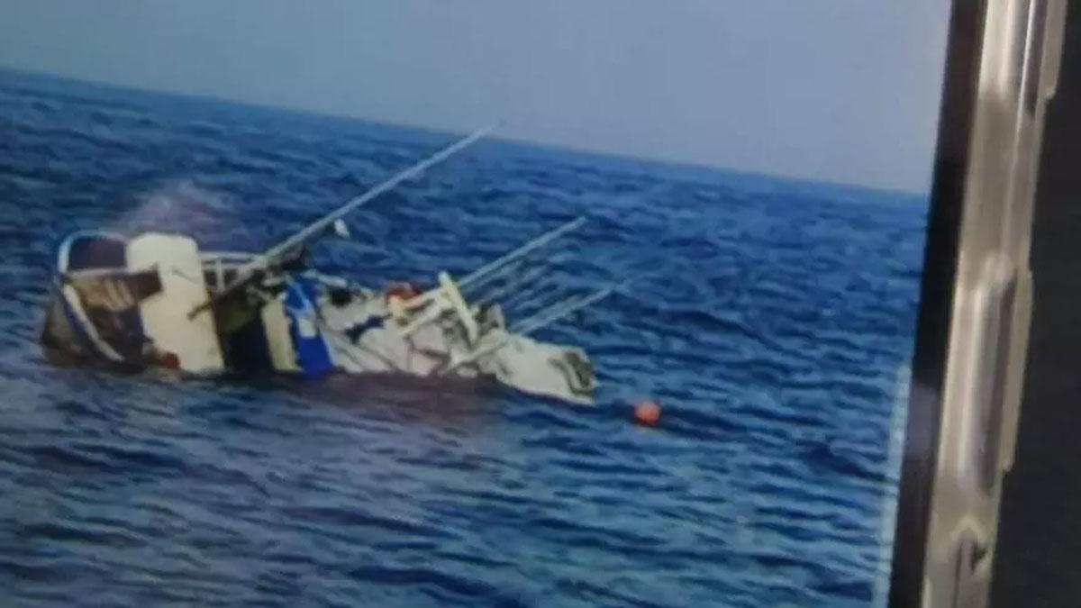 El barco «Pegal» hundiéndose, esta mañana.