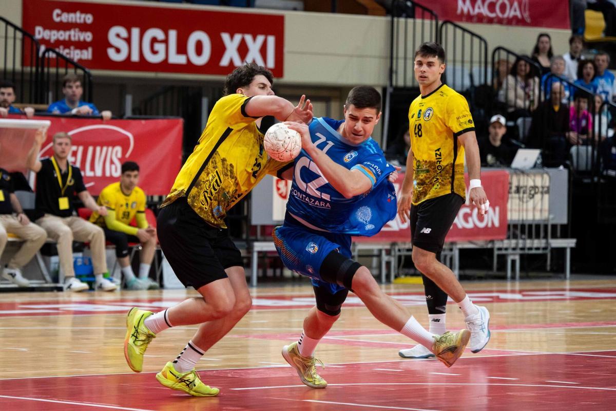 Diego Monzón avanza defendido por un jugador del BMSoria durante el partido de ayer.