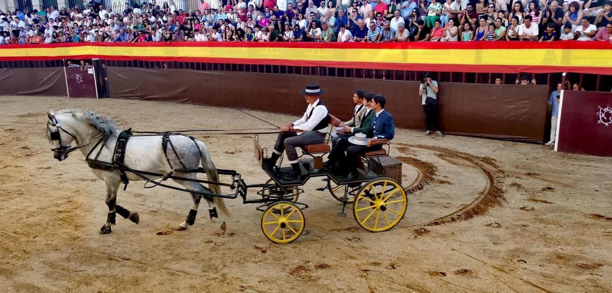 Novilleros participantes en una edición anterior en la plaza con numeroso público en Coria.