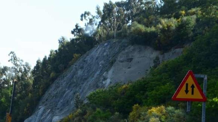 El talud del enlace de acceso a Cangas, que sigue cortado. // G.N.