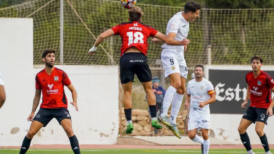 El Formentera y la Peña Deportiva, en un lance aéreo en el derbi pitiuso que les enfrentó. | DIB