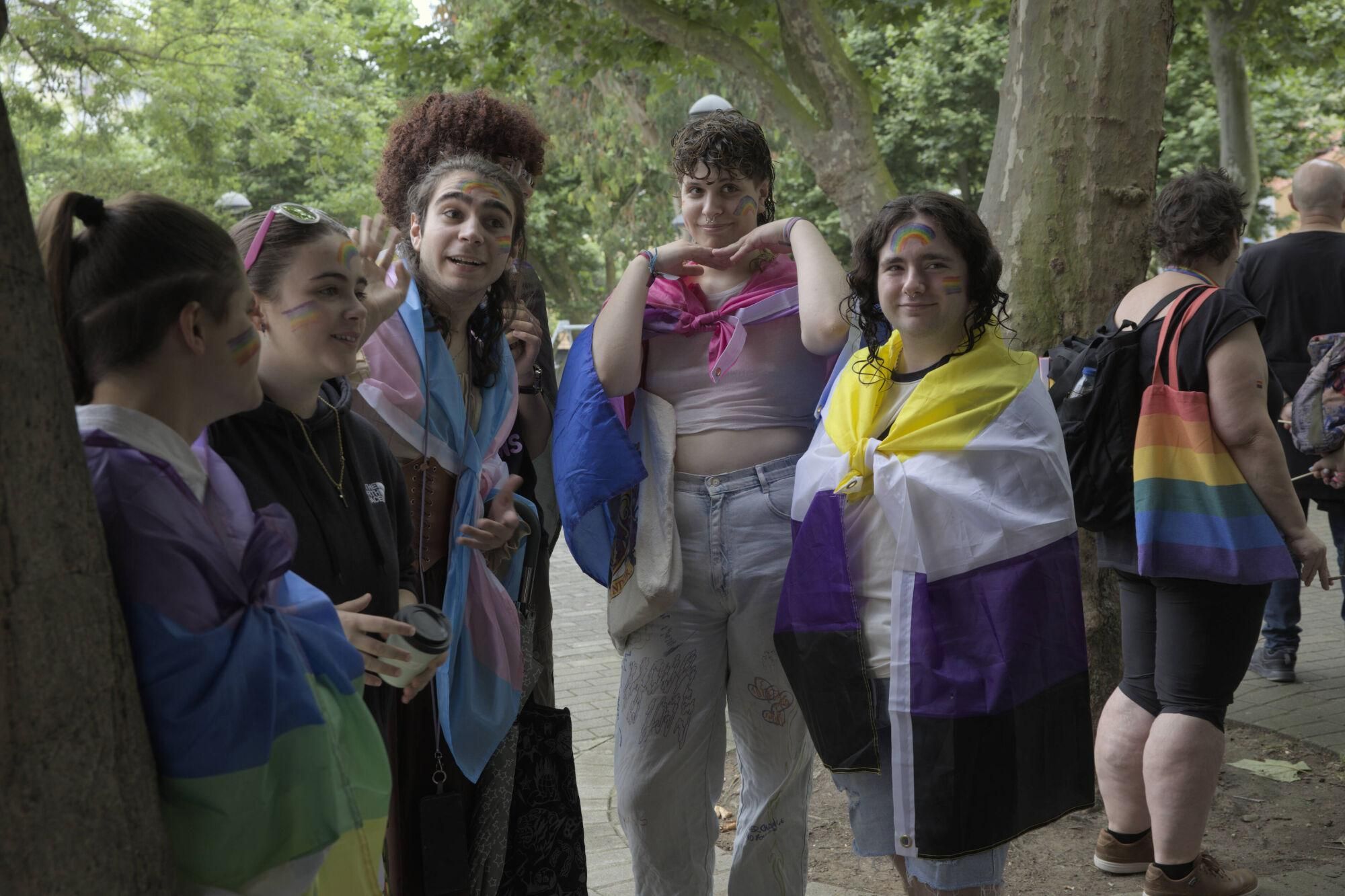 En imágenes: Así fue la manifestación LGTBI de Avilés, con "Santina de Queervadona" incluida