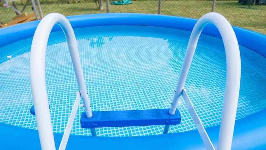 Trucos para limpiar la piscina de plástico de tu casa y dejarla como el primer día