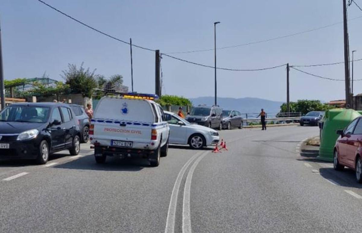 Coche atravesado en la calzada en Raxó