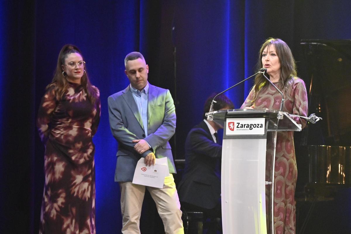 Ana Bruned en su discurso de agradecimiento por su Premio Simón de maquillaje y peluquería.