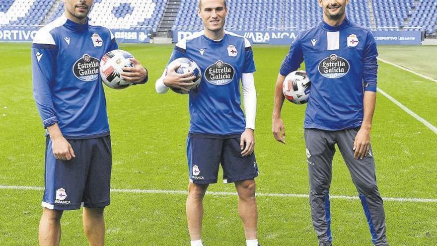 Eneko Bóveda, Álex Bergantiños y Celso Borges, ayer sobre el césped del estadio de Riazor.