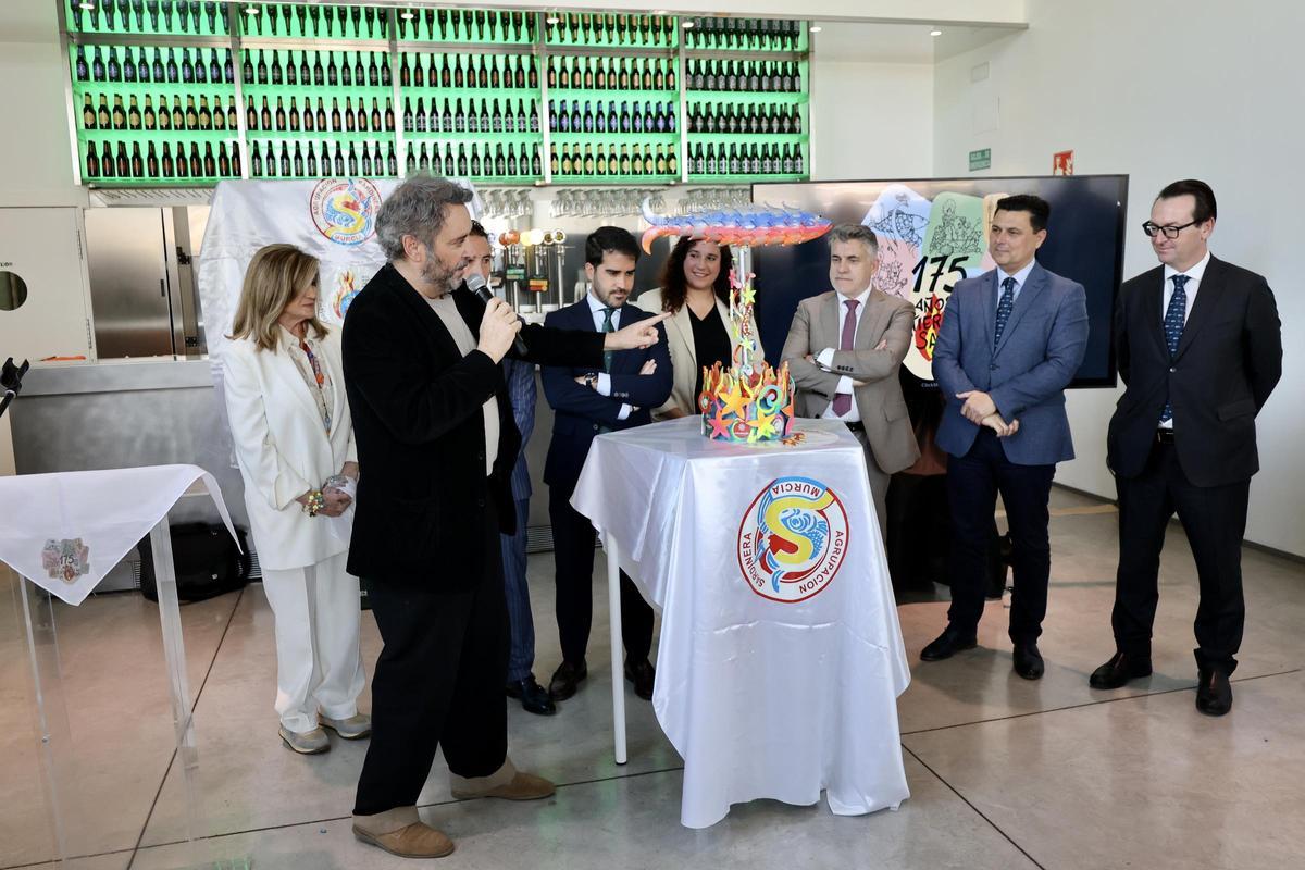 Los Muher muestran el catafalco al alcalde de San Javier y varios concejales del Ayuntamiento de Murcia
