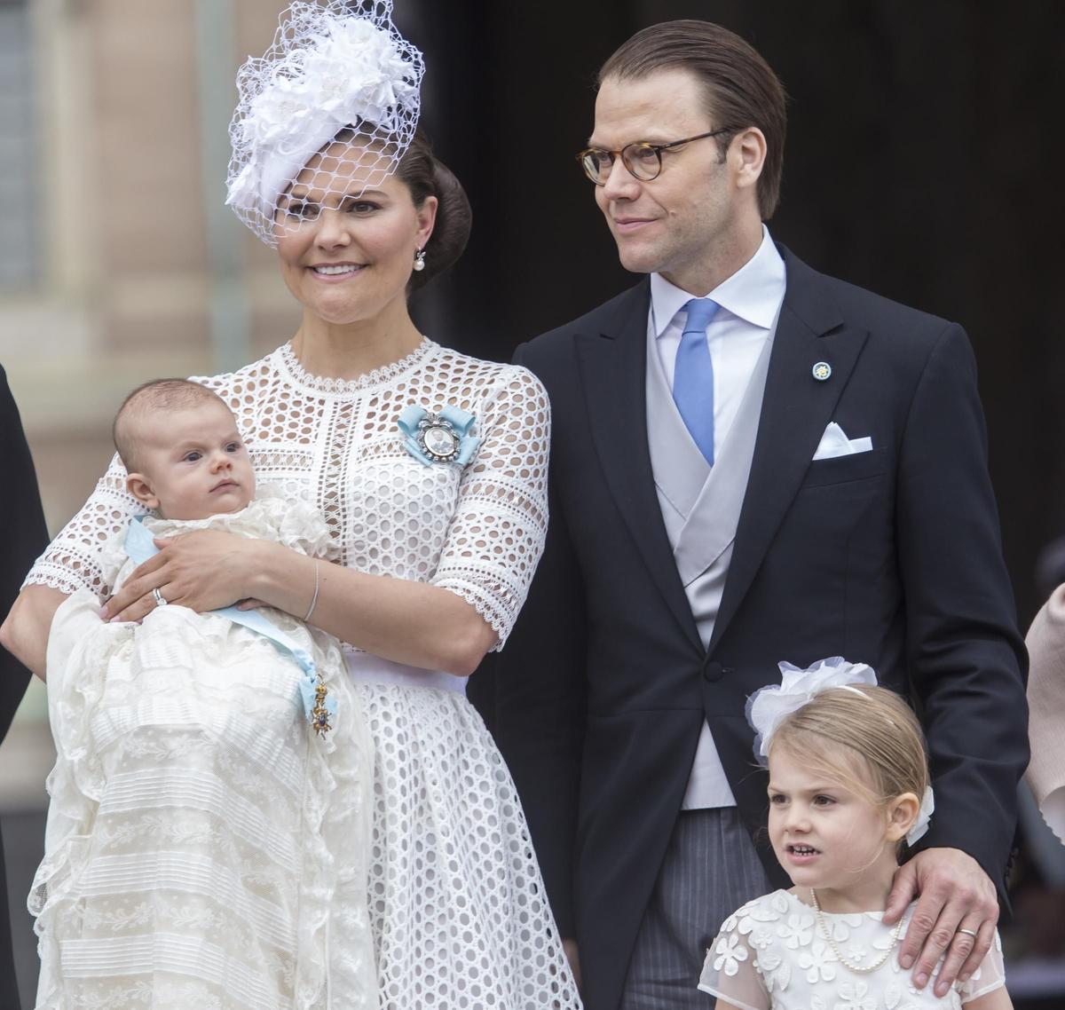 Los príncipes Victoria y Daniel junto a sus dos hijos