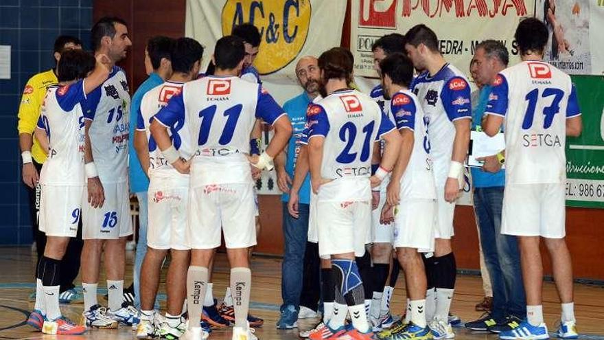 Jugadores del Cisne, durante un partido de liga. // R.V.