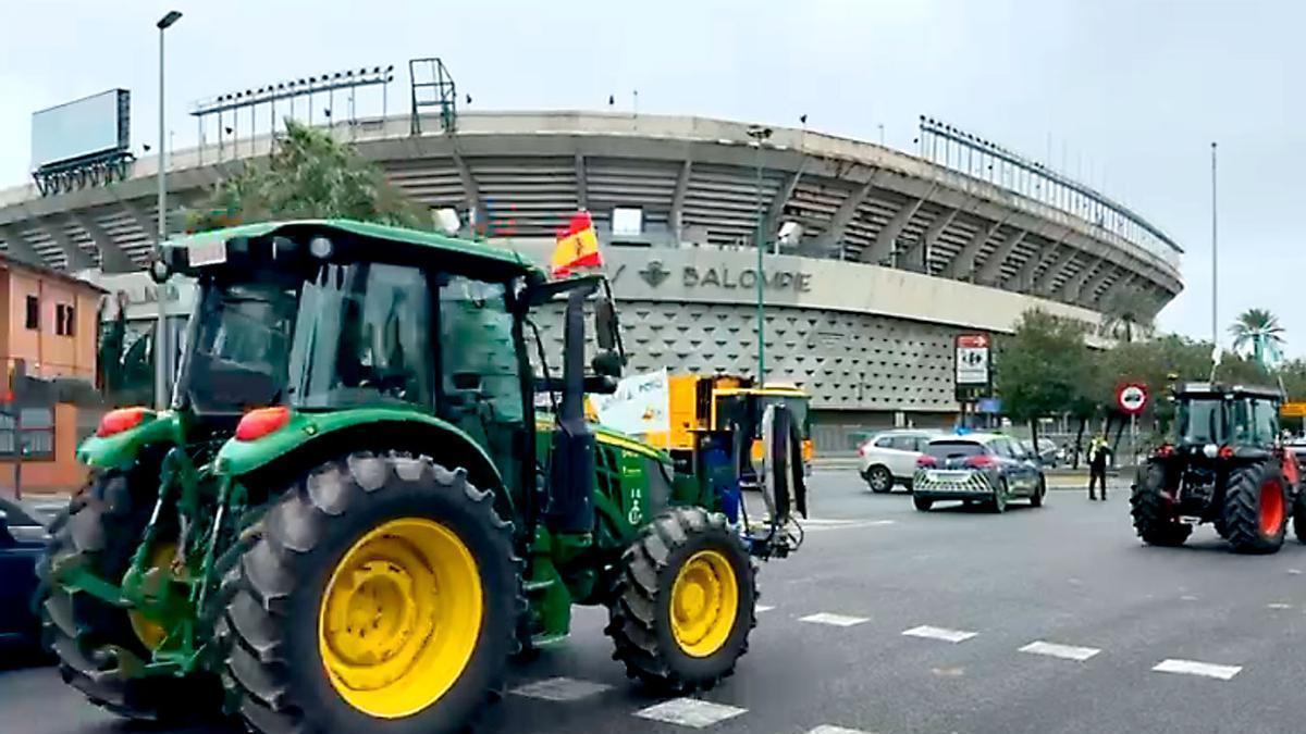 VÍDEO | Los tractores ya están en Sevilla, entran por la Avenida de la Palmera