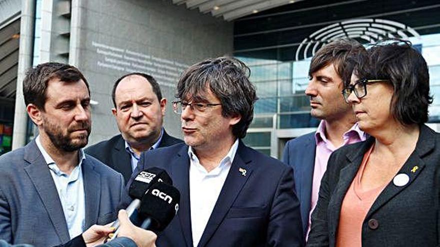 L&#039;eurodiputat electe Carles Puigdemont, després que l&#039;Eurocambra l&#039;hi impedís l&#039;accés