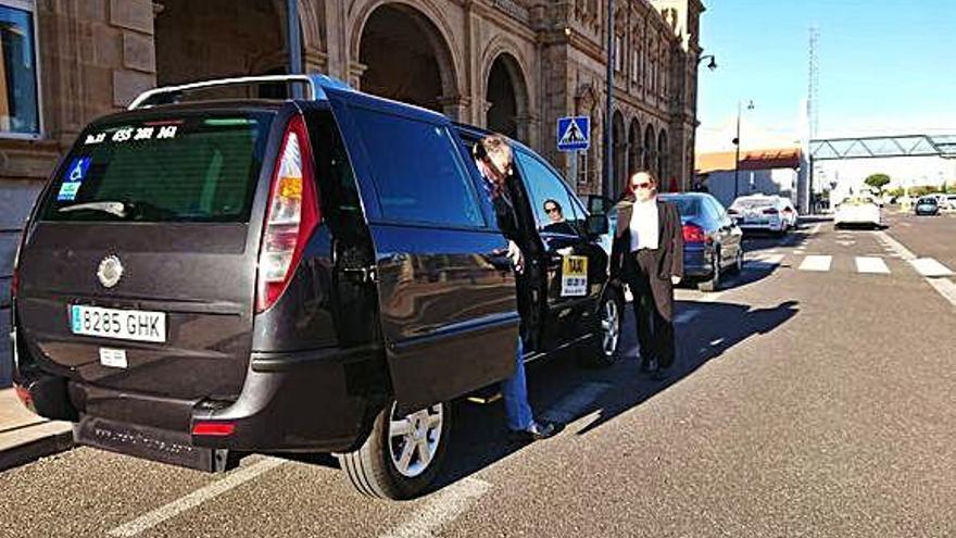 Luis Diaz, con su VTC en la estación de tren de Zamora.