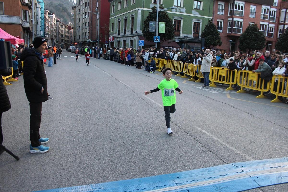 Todas las imágenes de la "San Silvestre" de Mieres: desde los más pequeños hasta los mayores, y con el "Grinch" siempre atento