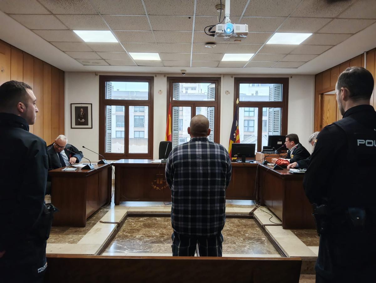 El hombre condenado, ayer durante la vista celebrada en un juzgado de lo penal de Palma.