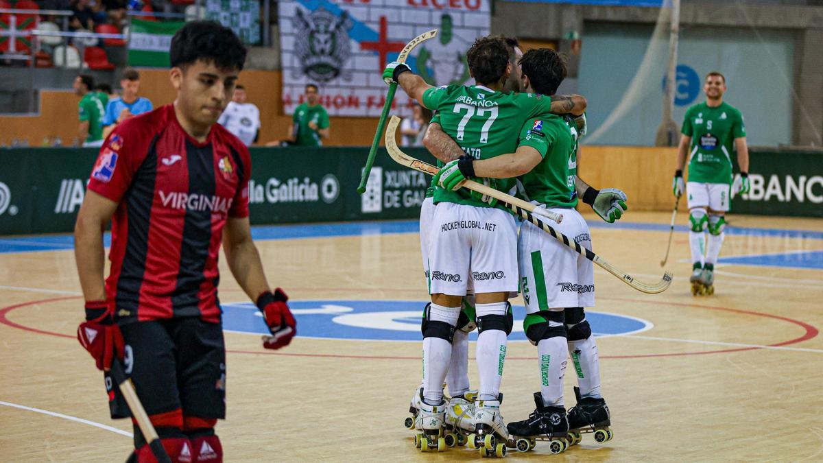 Los jugadores del Liceo se abrazan tras un gol al Reus en el Palacio de los Deportes.