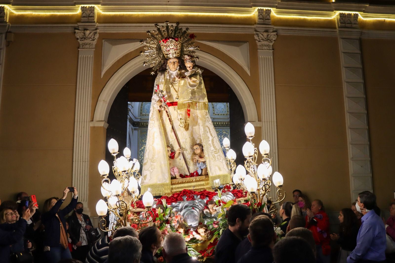 La imagen de la Virgen de los Desamparados retorna a la parroquia de San Luís Beltrán.