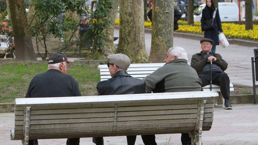 Tres personas mayores charlan en uno de los bancos del Parque de San Lázaro, ayer por la tarde.