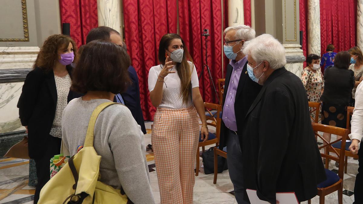 La consellera de Agricultura conversa con el alcalde de València durante la jornada.