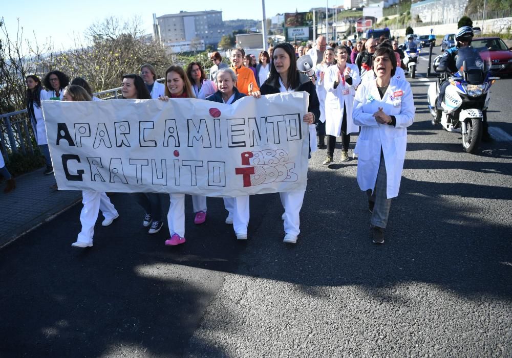 Trabajadores del Materno se movilizan para pedir mas plazas de aparcamiento.