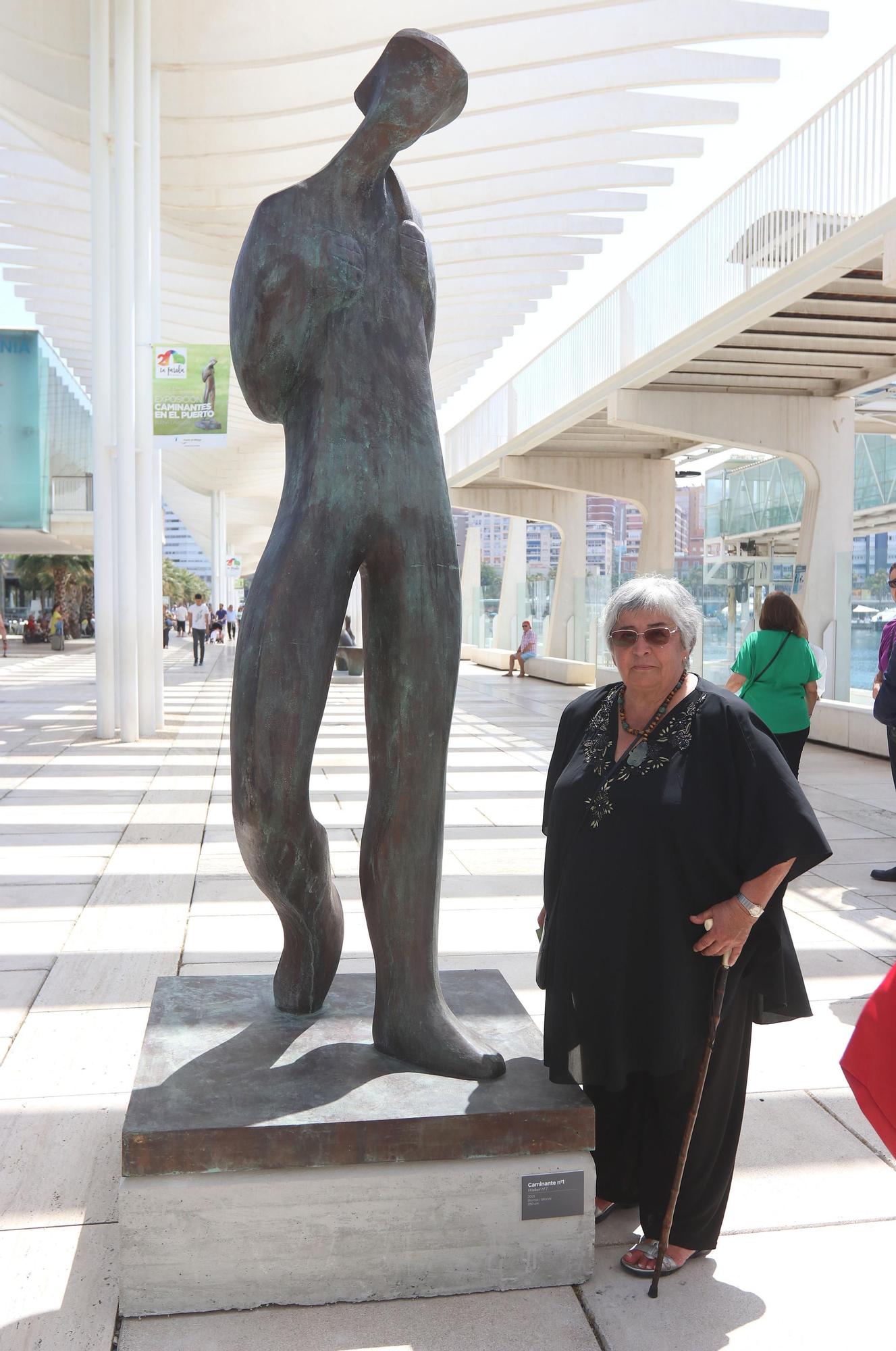 Laverón posa junto a una de sus creaciones, en la inauguración de la exposición 'Caminantes en el puerto', en junio de 2017