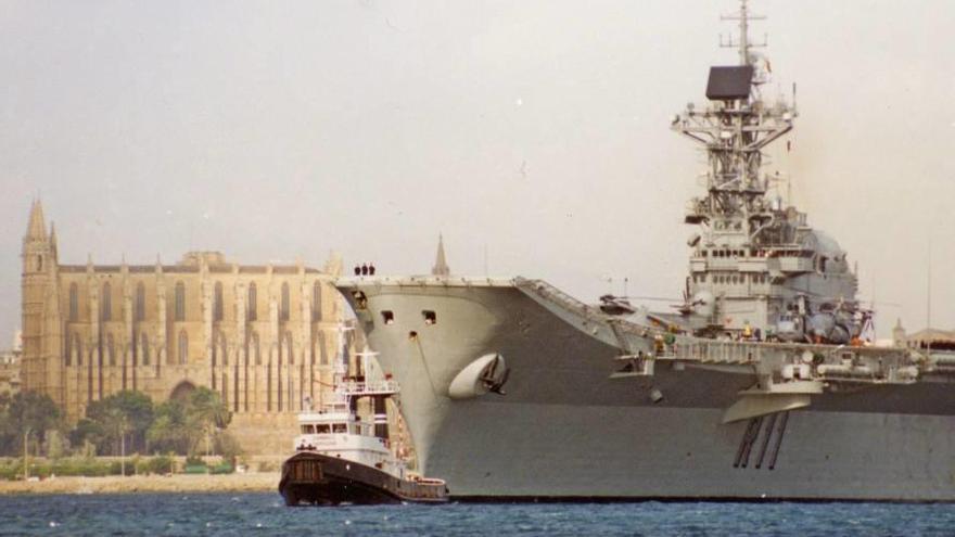 Buque de guerra en la Bahía de Palma.