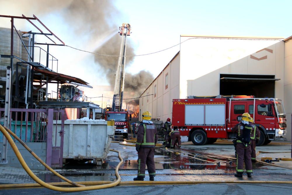 Incendi en una empresa de reciclatge a Sant Feliu de Buixalleu