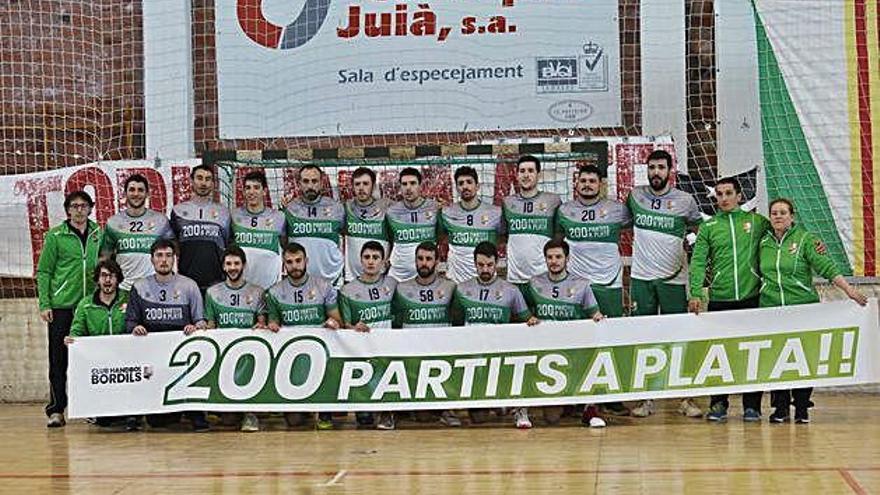 Els jugadors i cos tècnic del Bordils, amb la pancarta commemorativa als 200 partits de l&#039;equip a Divisió d&#039;Honor Plata.