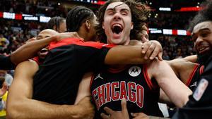 CHICAGO, ILLINOIS - MARCH 27: Josh Giddey #3 of the Chicago Bulls celebrates with teammates after hitting a game-winning three pointer as time expired against the Los Angeles Lakers at the United Center on March 27, 2025 in Chicago, Illinois. NOTE TO USER: User expressly acknowledges and agrees that, by downloading and or using this photograph, User is consenting to the terms and conditions of the Getty Images License Agreement. Michael Reaves/Getty Images/AFP (Photo by Michael Reaves / GETTY IMAGES NORTH AMERICA / Getty Images via AFP)