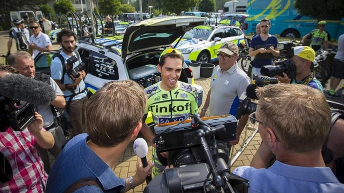 Contador habla a la prensa antes del entrenamiento del Tinkoff.